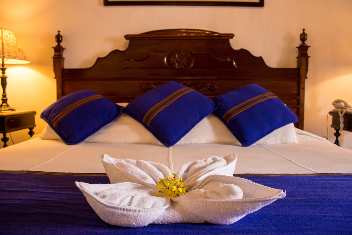 double room, 1 king bed | in-room safe, individually decorated, individually furnished