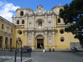 Un edificio histórico con arquitectura ornamentada, que presenta varios arcos y estatuas.