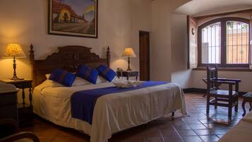 Doppelzimmer, 1 King-Bett | Zimmersafe, individuell dekoriert, individuell eingerichtet