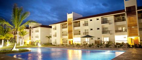 Piscine extérieure, parasols de plage