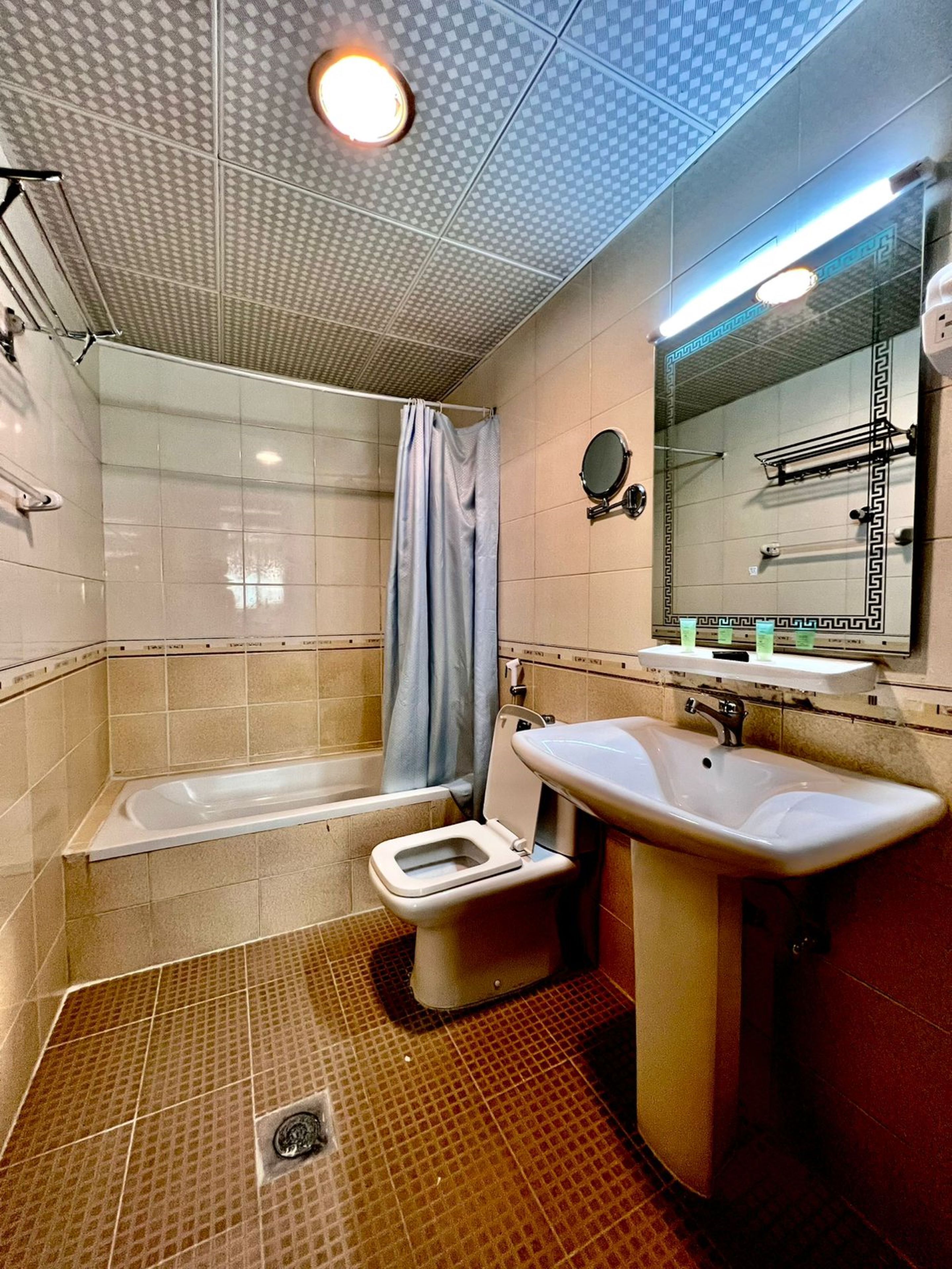 standard double room | bathroom | shower, towels, toilet paper