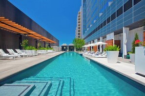 Piscina externa, funciona das 7h às 20h, barracas, guarda-sóis