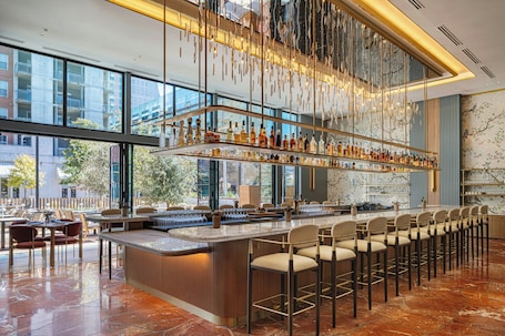 2 bares, salón en el lobby, bar de cocktails