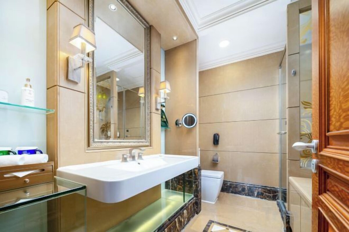 Combined shower/bathtub, rainfall showerhead, free toiletries
