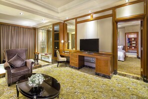 Executive Suite | Premium bedding, minibar, in-room safe, individually decorated