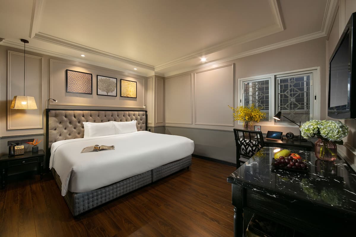 Executive Room | Minibar, in-room safe, individually decorated, individually furnished