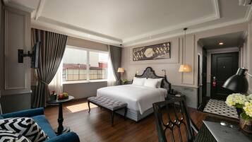 Minibar, caja de seguridad en la habitación y decoración personalizada