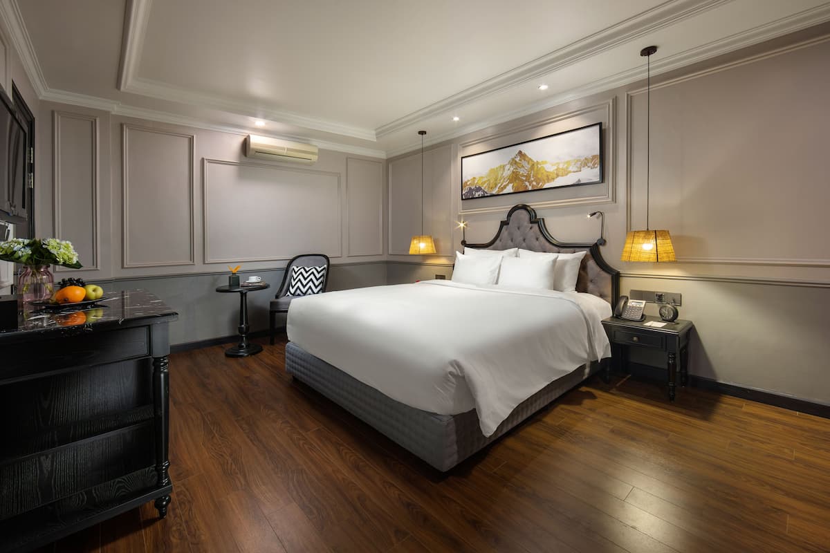 Deluxe Room | Minibar, in-room safe, individually decorated, individually furnished