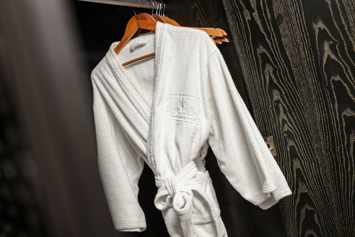 Bathtub besar, pancuran hujan, dan perlengkapan mandi desainer