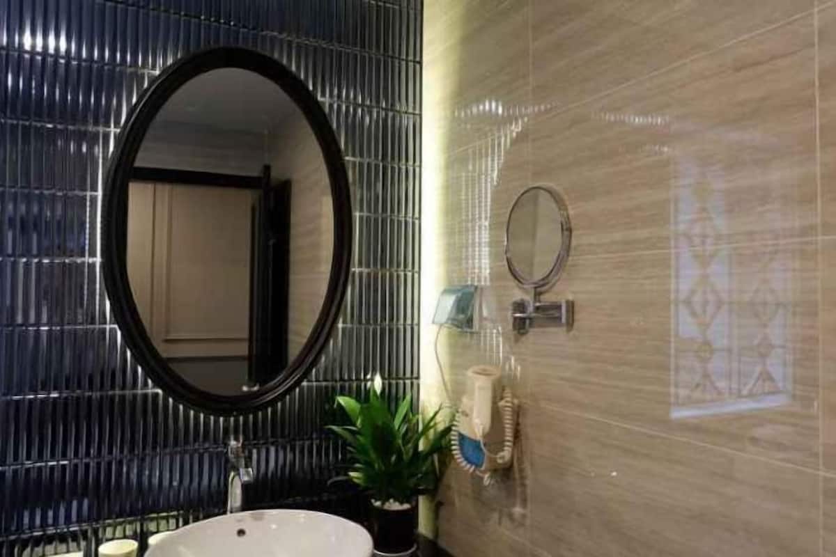 Baño | Bañera profunda y cabezal de ducha tipo lluvia
