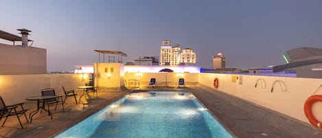 Piscine extérieure, parasols de plage, chaises longues