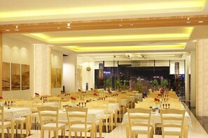 Frukost, lunch och middag serveras