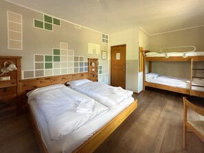 Hochwertige Bettwaren, individuell dekoriert, Schreibtisch