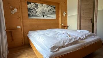 Hochwertige Bettwaren, individuell dekoriert, Schreibtisch