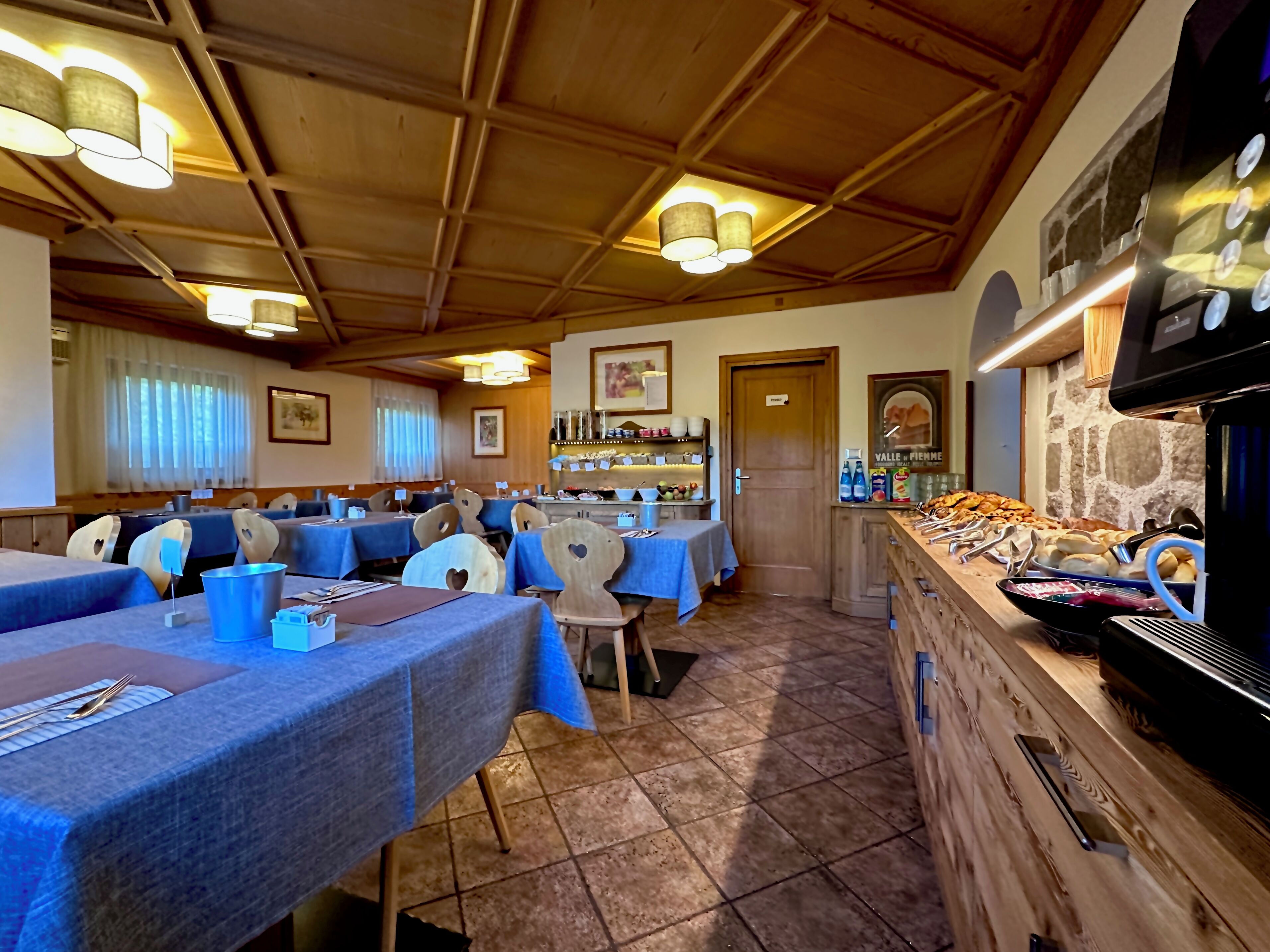 Tägliches inbegriffenes kontinentales Frühstück