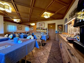 Tägliches inbegriffenes kontinentales Frühstück