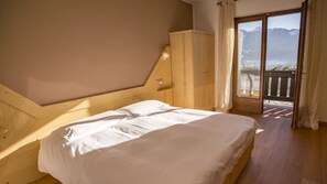Familienzimmer, Balkon | Hochwertige Bettwaren, individuell dekoriert, Schreibtisch