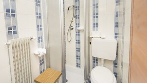 Dusche, Haartrockner, Bidet, Handtücher