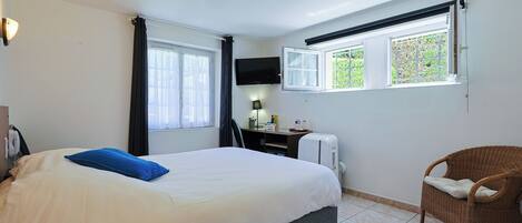 Habitación económica doble, planta baja | Ropa de cama de alta calidad, caja fuerte, escritorio