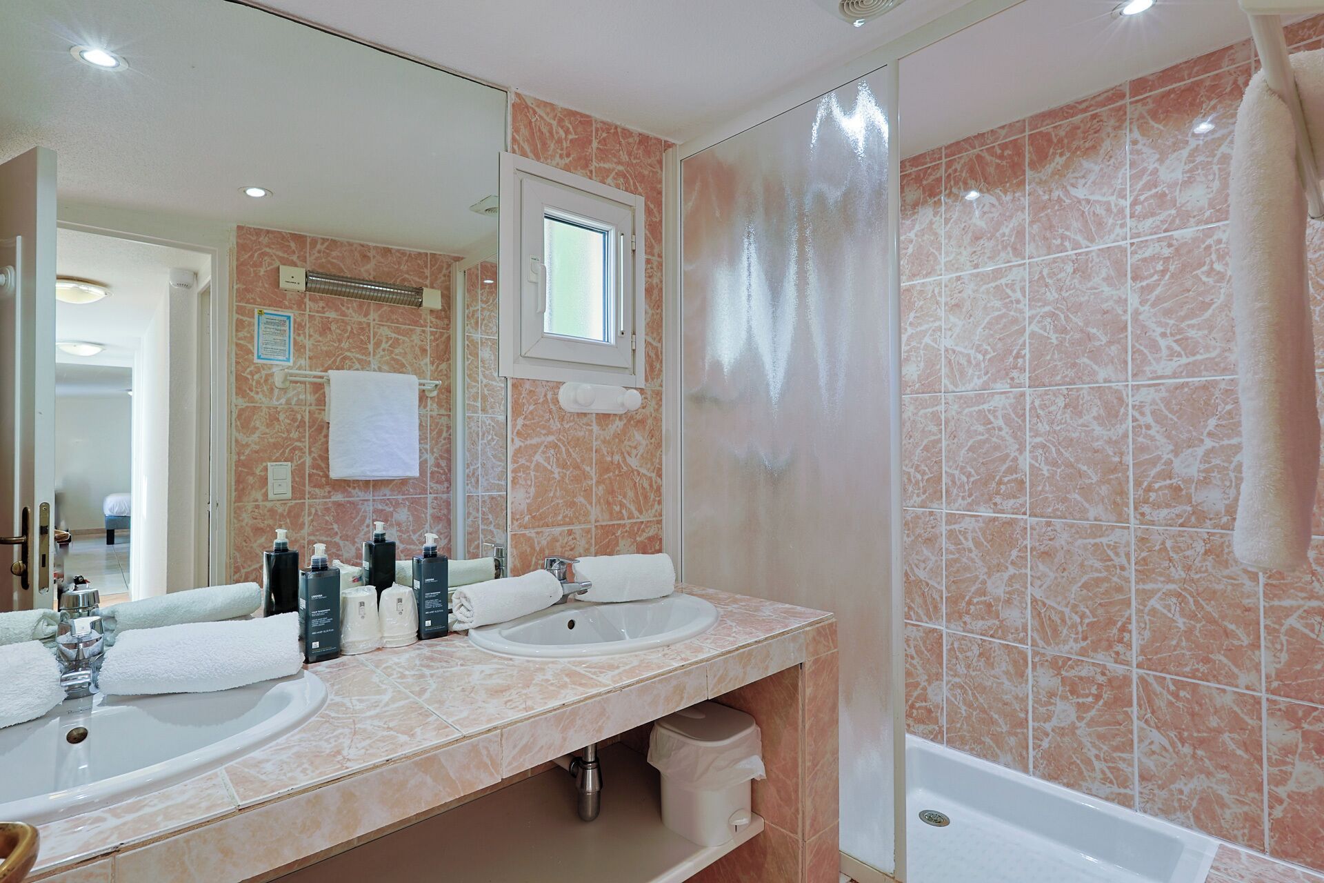 quadruple room | bathroom | free toiletries, hair dryer, towels, soap