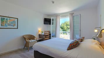 Chambre Double Supérieure, balcon | Literie de qualité supérieure, coffres-forts dans les chambres, bureau