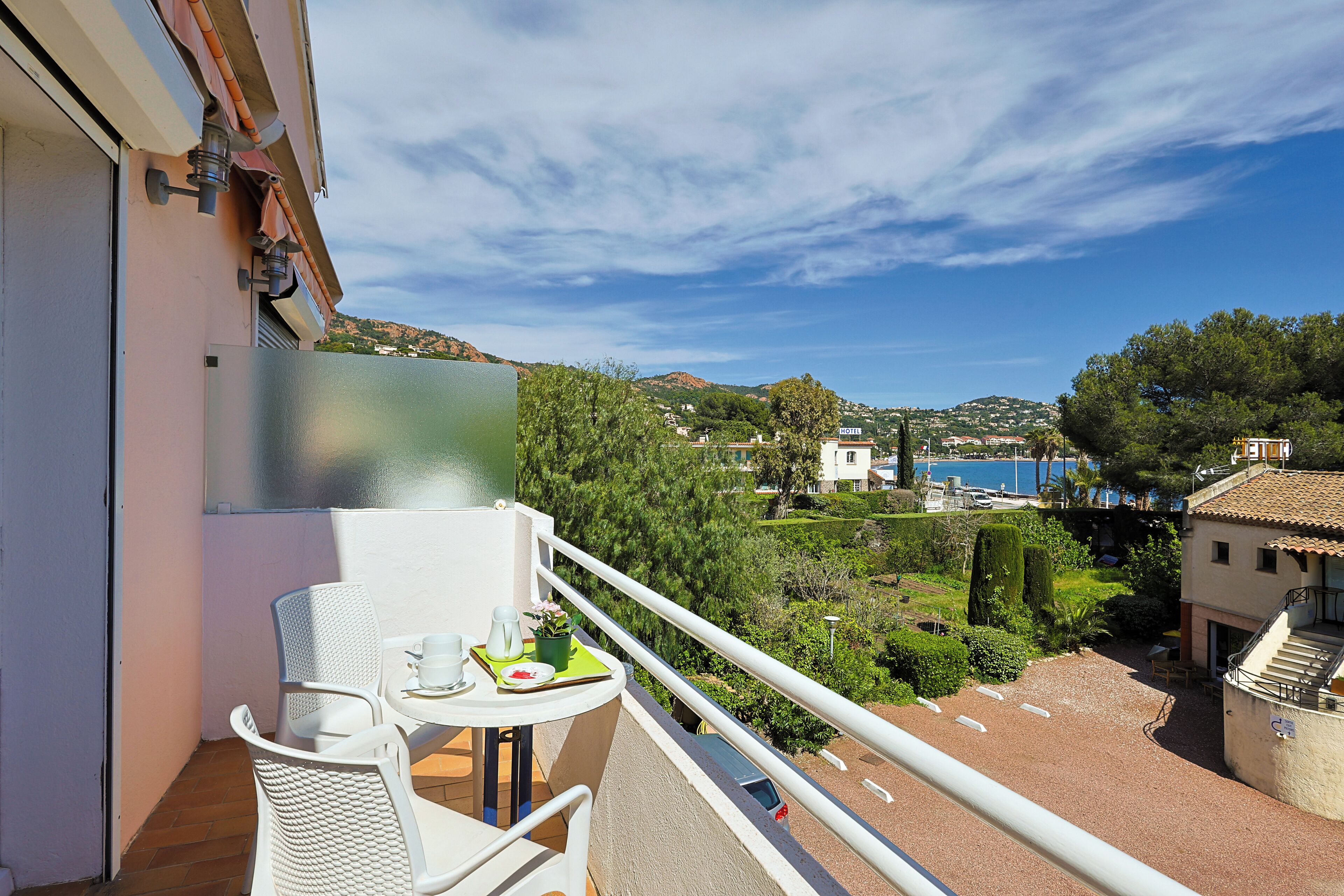 Chambre Double Supérieure, balcon | Literie de qualité supérieure, coffres-forts dans les chambres, bureau