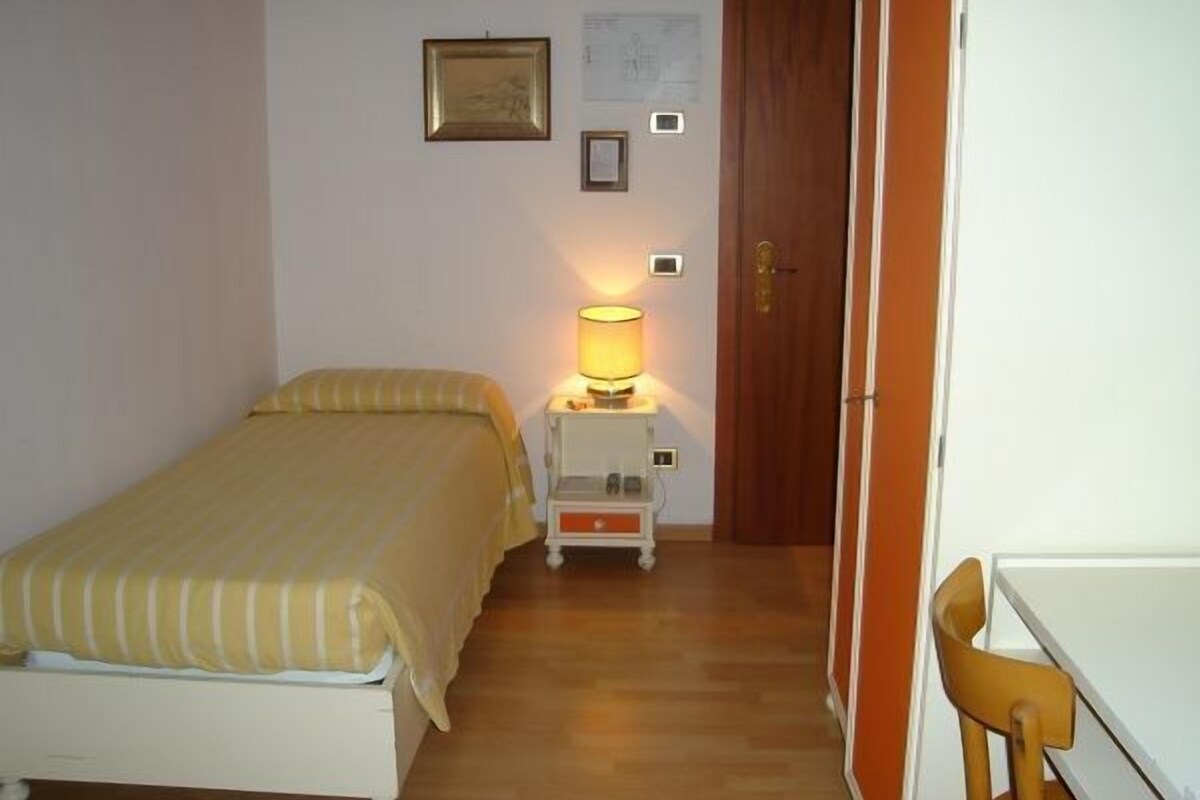 Een bureau, babybedden (toeslag), extra bedden, gratis wifi