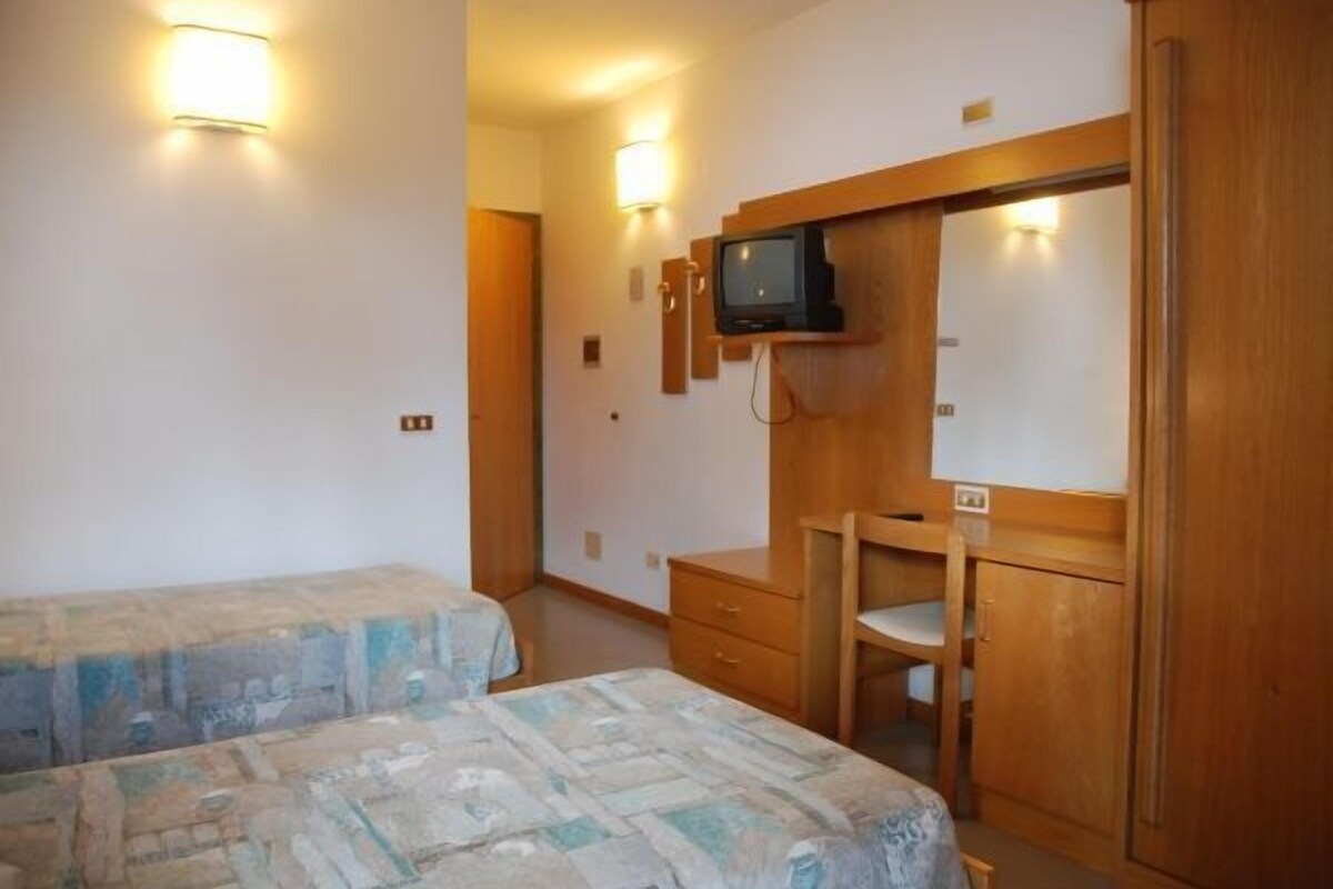 Een bureau, babybedden (toeslag), extra bedden, gratis wifi