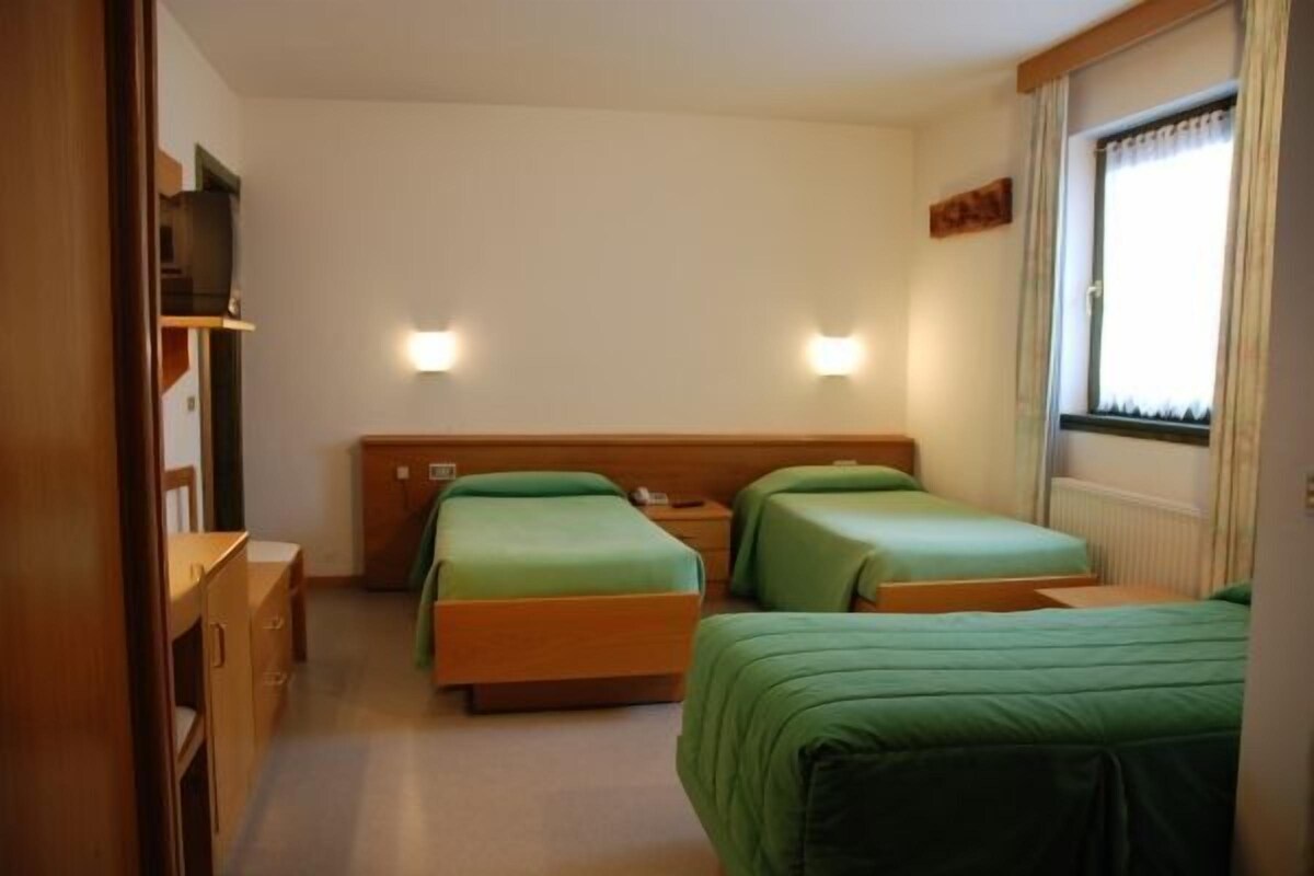 Een bureau, babybedden (toeslag), extra bedden, gratis wifi