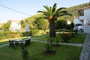 Outdoor dining - Afroditi (Skopelos)
