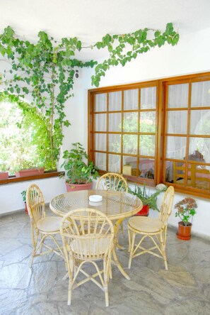 Outdoor dining - Afroditi (Skopelos)