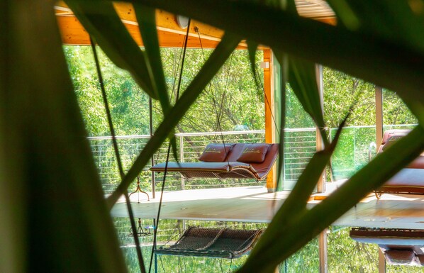 Piscina interna, espreguiçadeiras