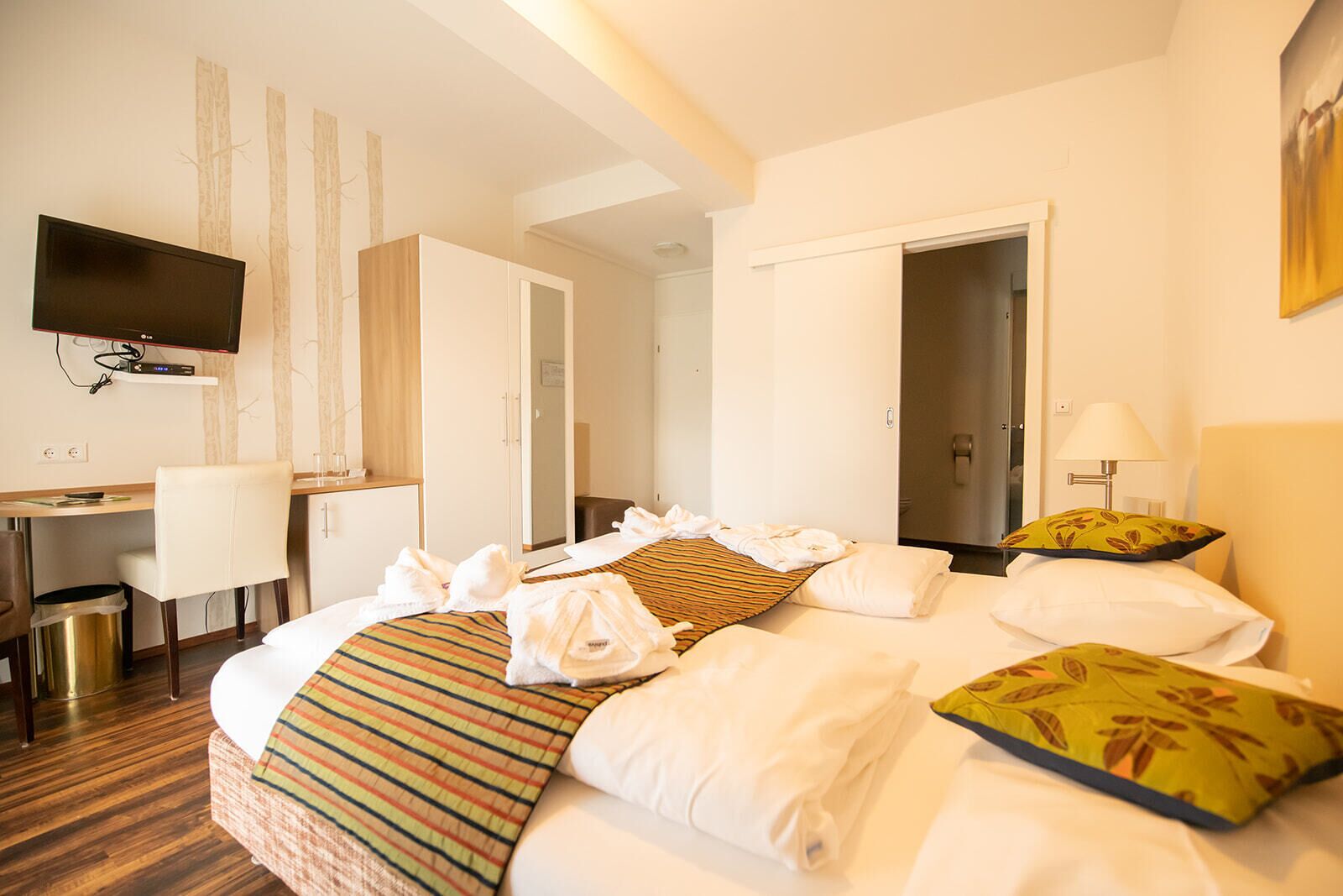 雙人房, 1 張加大雙人床, 陽台 | 迷你吧、客房內保險箱、書桌、免費無線上網