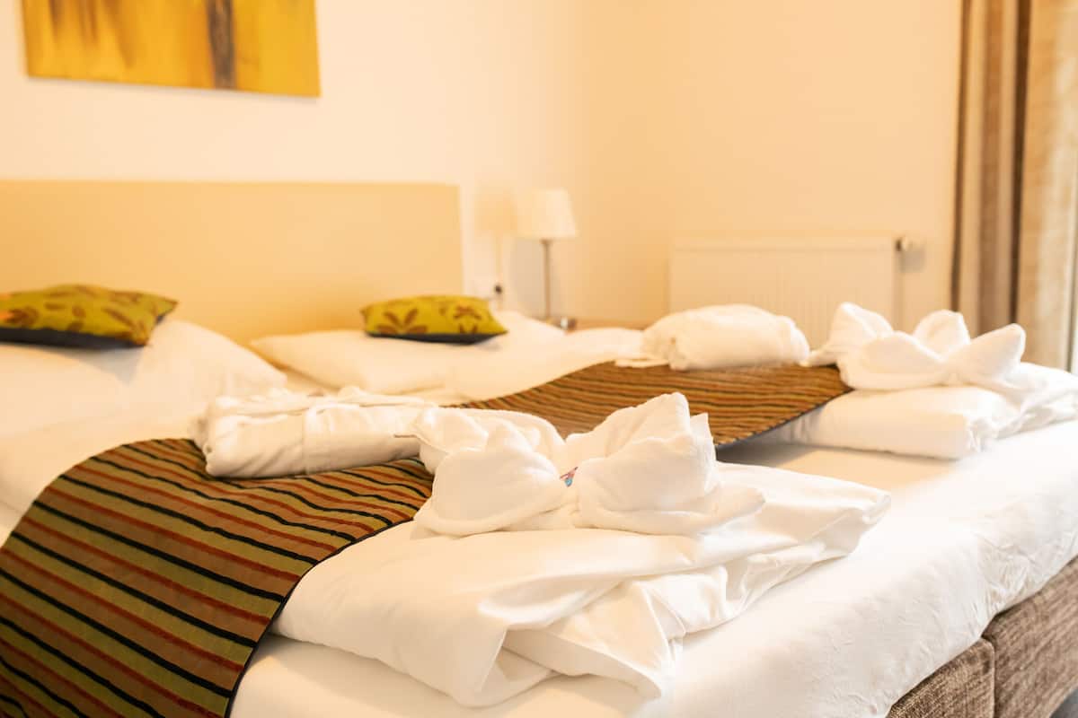 double room, 1 queen bed, balcony | 1 bedroom, minibar, in-room safe, desk