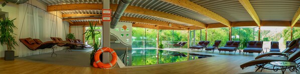 Indoor pool, pool loungers - Hotel Restaurant Liebnitzmühle (Raabs An Der Thaya)