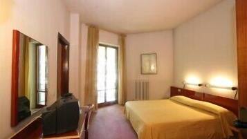 Minibar, coffres-forts dans les chambres, bureau