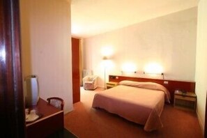 迷你吧、客房内保险箱、办公桌、折叠床/加床（额外收费）