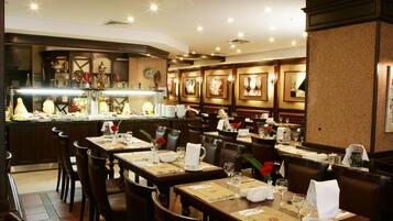 Desayuno buffet diario (EUR 15 por persona)