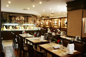 Desayuno buffet todos los días (con cargo)