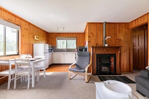 Flat-screen TV, fireplace, DVD player - Hunter Hideaway Cottages (North Rothbury)