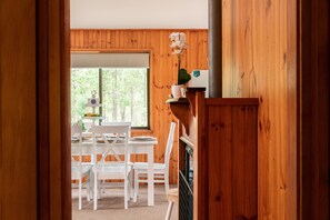 Flachbildfernseher, Kamin, DVD-Player