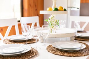 Televisión de pantalla plana, chimenea, reproductor de DVD