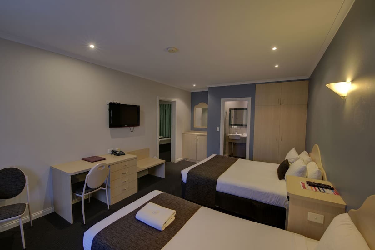 Bureau, fer et planche à repasser, draps fournis