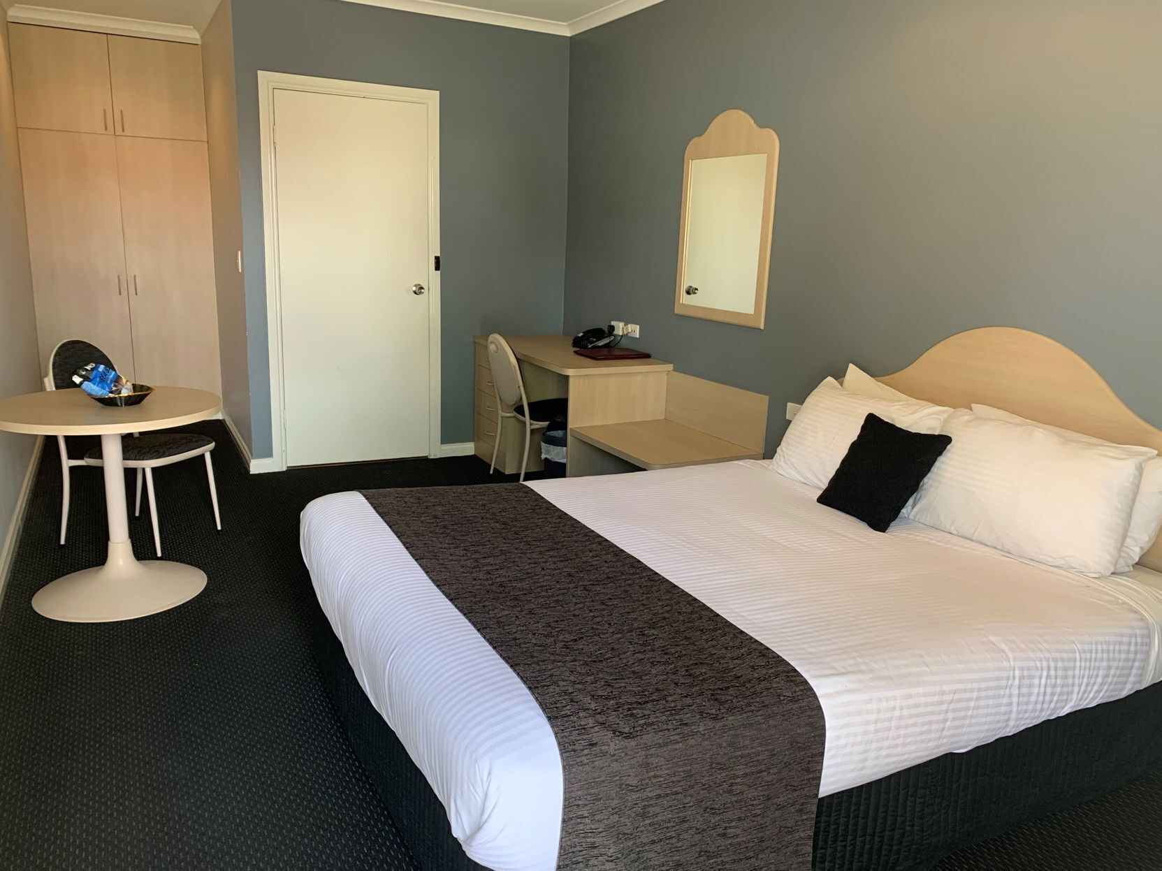 Bureau, fer et planche à repasser, draps fournis