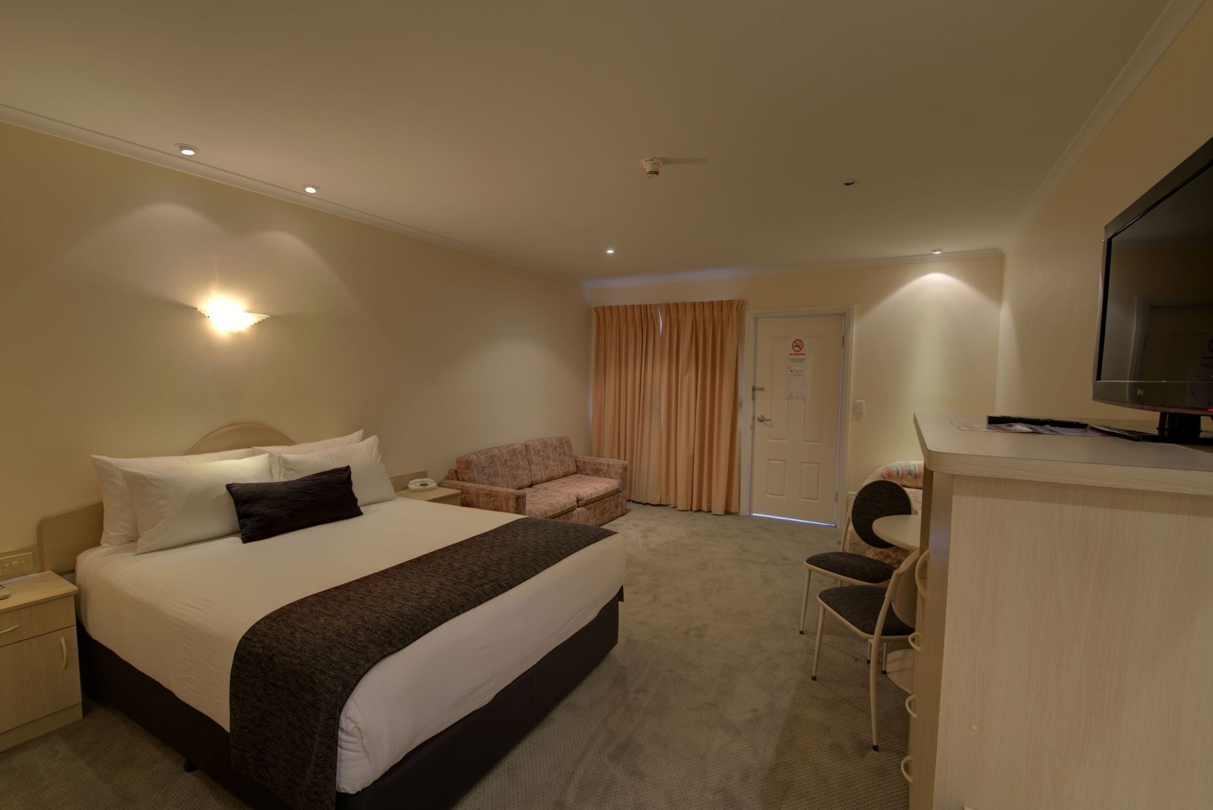 Bureau, fer et planche à repasser, draps fournis