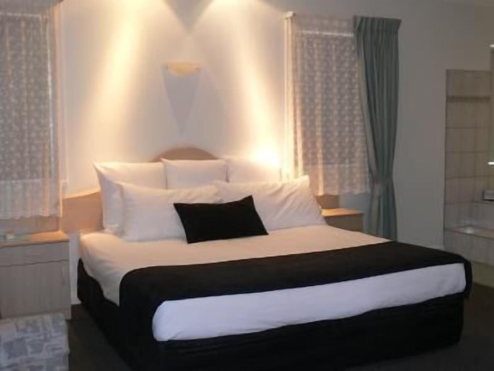 Bureau, fer et planche à repasser, draps fournis