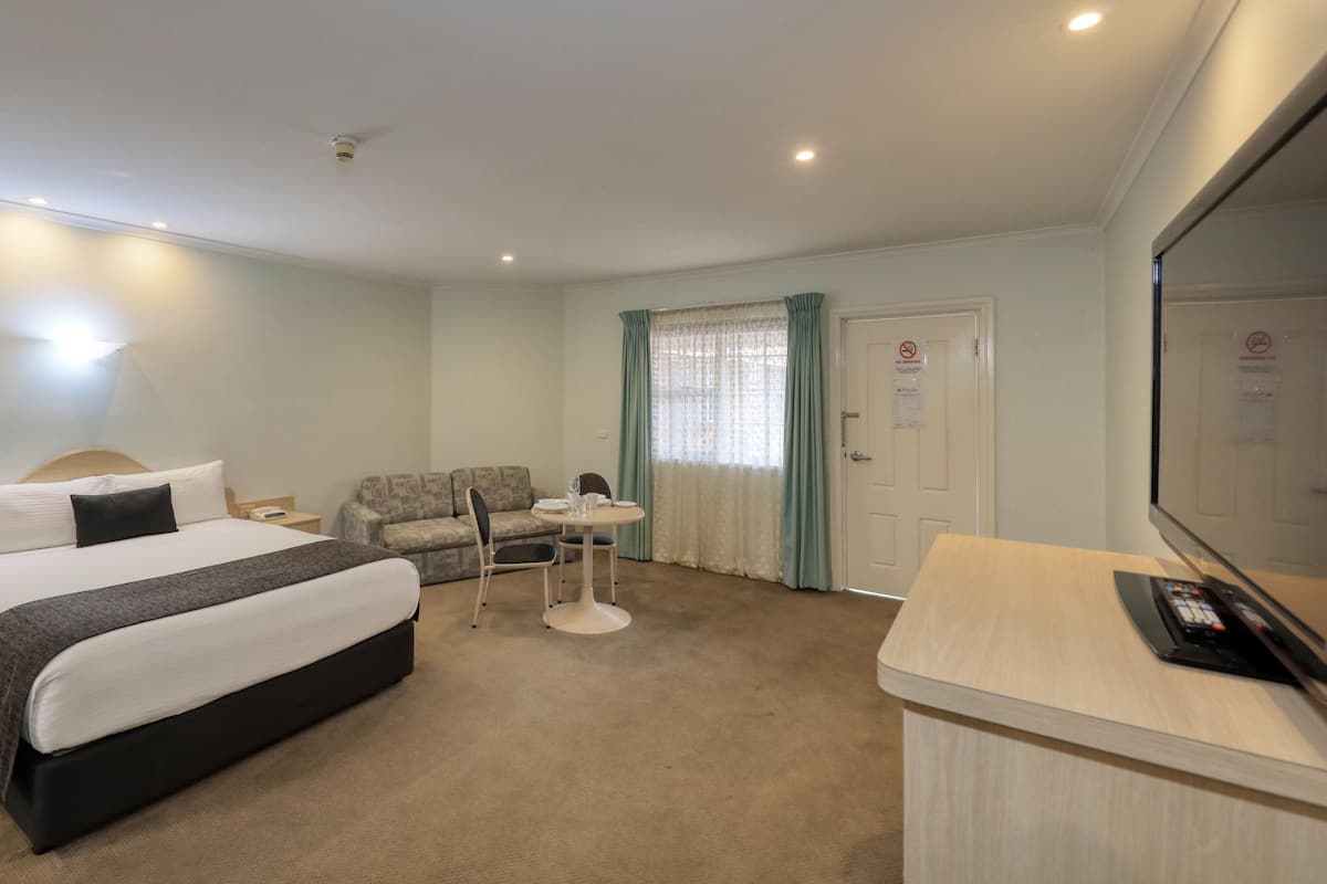 Chambre exécutive, non-fumeur, baignoire à jets (Executive Spa Suite) | Bureau, fer et planche à repasser, literie fournie