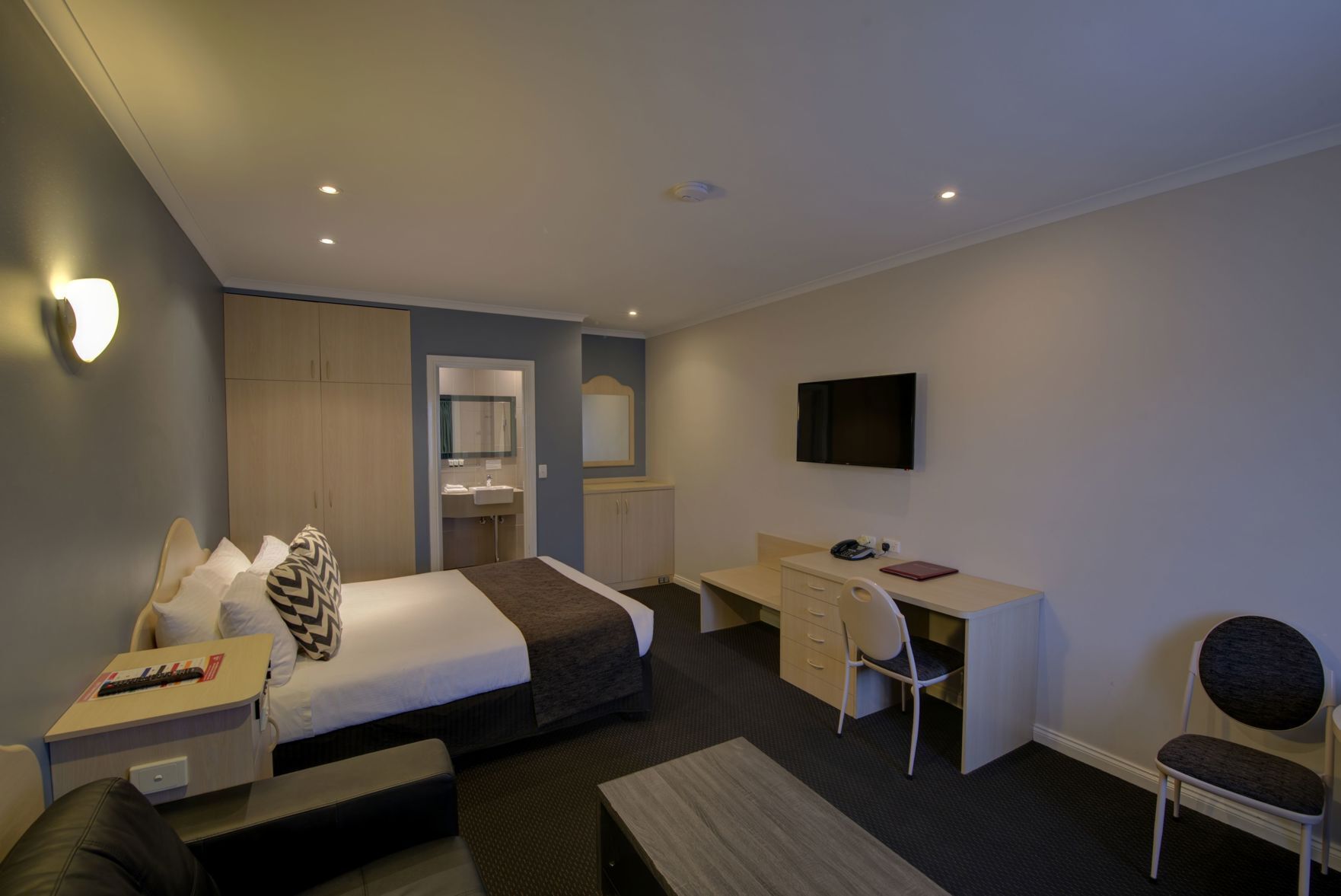 Bureau, fer et planche à repasser, draps fournis