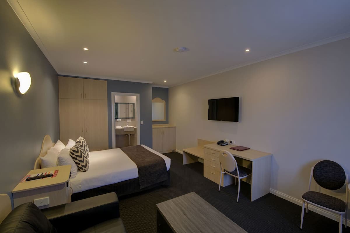 Bureau, fer et planche à repasser, draps fournis