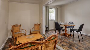 Mökki, 2 makuuhuonetta, keittiö (Charles Rasp Cottage) | Ruokasali